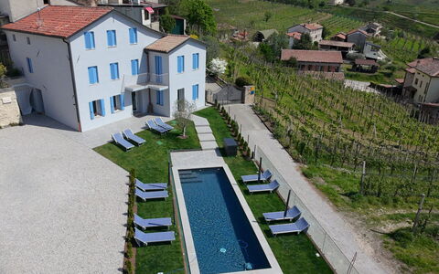 Villa Valdobbiadene Pool Spa: Schwimmbad, Gartenmöbel, Sonnenliege, Freizeit, Estate, Stuhl, Villa, Hotel, Regenschirm, Ferienort