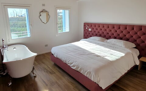 Villa Dolce Bacio, Pool and Spa, Valdobbiadene: Möbel, Holz, Fussboden, Interior Design, Bett, Flooring, Schlafzimmer, Bettdecke, Bedding, Beleuchtung