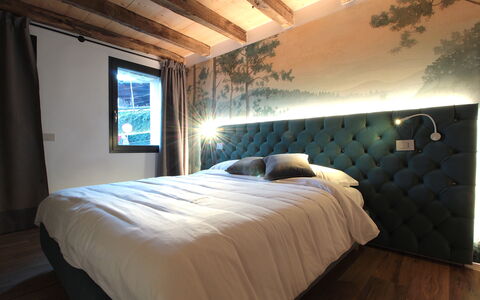Villa Dolce Bacio, Pool and Spa, Valdobbiadene: Schlafzimmer, Möbel, Bett, Interior Design, Bettdecke, Bedding, Holz, Linens, Beleuchtung, Bettrahmen