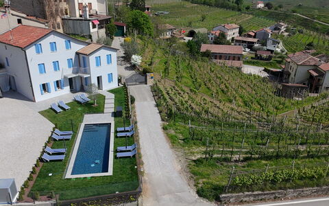 Villa Valdobbiadene Pool Spa: Gartenmöbel, Freizeit, Stuhl, Schwimmbad, Villa, Zimmerpflanze, Tisch Im Freien, Flasche