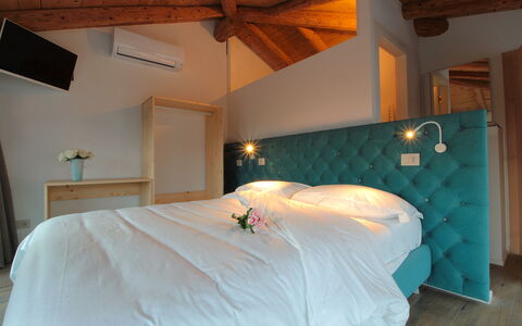 Villa Dolce Bacio, Pool and Spa, Valdobbiadene: Interior Design, Möbel, Schlafzimmer, Holz, Bett, Decke, Bettdecke, Fussboden, Flooring, Bedding