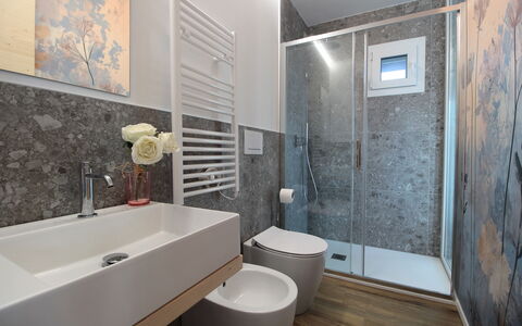 Villa Dolce Bacio, Pool and Spa, Valdobbiadene: Badezimmer, Flooring, Armatur, Interior Design, Wand, Fussboden, Sinken, Bad Sink, Toilette, Zapfhahn