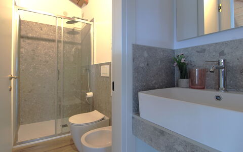 Villa Dolce Bacio, Pool and Spa, Valdobbiadene: Badezimmer, Armatur, Wand, Flooring, Bad Sink, Fussboden, Interior Design, Sinken, Zapfhahn, Spiegel