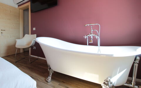 Villa Valdobbiadene Pool Spa: Badewanne, Interior Design, Armatur, Badezimmer, Installation, Hartholz, Holzbeize, Holzboden, Zapfhahn