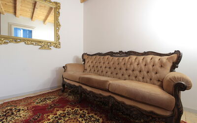 Villa Dolce Bacio, Pool and Spa, Valdobbiadene: Möbel, Interior Design, Couch, Flooring, Fussboden, Zimmer, Wohnzimmer, Bilderrahmen, Holzboden