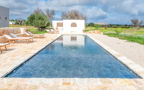 Terracorte Villa: Blau, Wasser, Schwimmbad, Verbundwerkstoff, Water Feature, Reflexion, Reflecting Pool, Walkway, Flagstone, Fliese