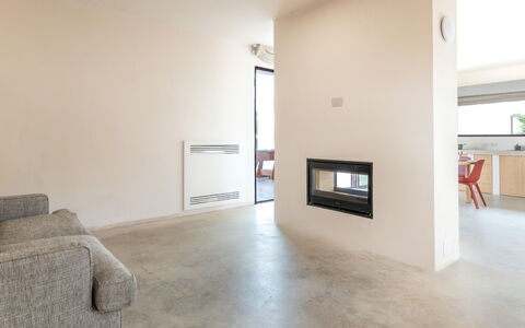 Terracorte Villa: Wand, Flooring, Fussboden, Interior Design, Decke, Zimmer, Wohnzimmer, Feuerstelle, Couch