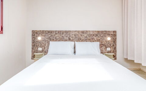 Terracorte Villa: Interior Design, Fussboden, Schlafzimmer, Linens, Bedding, Bett, Armatur, Hotel, Bettdecke