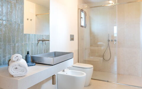 Terracorte Villa: Badezimmer, Flooring, Armatur, Interior Design, Wand, Fussboden, Sinken, Zapfhahn, Spiegel, Bad Sink