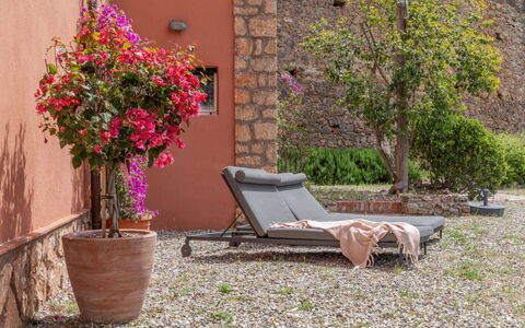 Villa Fior di Roccia: Blumentopf, Strauch, Gartenmöbel, Möbel, Garten, Zimmerpflanze, Rosa, Stuhl, Hof