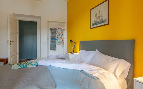 Villa Fior di Roccia: Möbel, Bett, Schlafzimmer, Interior Design, Bedding, Bettdecke, Gelb, Linens, Fussboden, Flooring