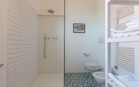 Villa Fior di Roccia: Flooring, Wand, Fussboden, Interior Design, Badezimmer, Armatur, Fliese, Verbundwerkstoff, Zimmer, Decke