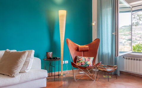 Villa Fior di Roccia: Möbel, Interior Design, Orange, Zuhause, Zimmer, Wohnzimmer, Stuhl, Farbe, Lampe, Holzbeize