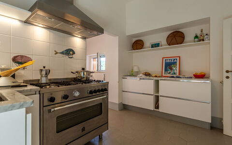 Villa Fior di Roccia: Küche, Küchengerät, Herd, Major Appliance, Gasherd, Herd, Countertop, Haushaltsgerät, Interior Design, Cooktop