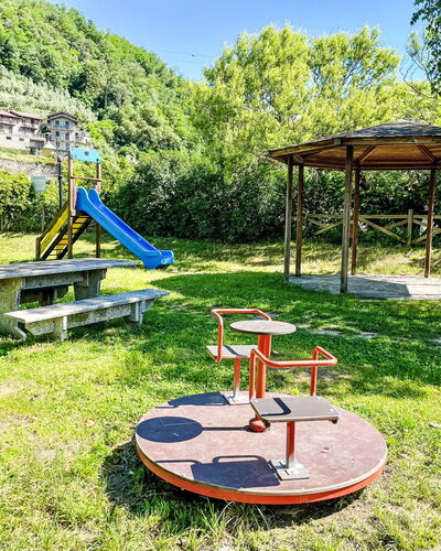 Casa Anto: Öffentlicher Raum, Spielmittel, Park, Garten, Schatten, Rasen, Landscaping, Garten, Spielplatz, Gartenmöbel