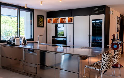 Villa Bocchi: Küche, Interior Design, Möbel, Flooring, Countertop, Küchengerät, Cabinetry, Major Appliance, Decke, Beleuchtung