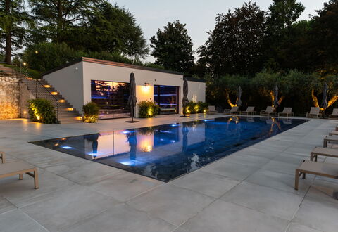 Villa Bocchi: Schwimmbad, Water Feature, Garten, Verbundwerkstoff, Hof, Blumentopf, Schatten, Resort, Landscaping, Terrasse