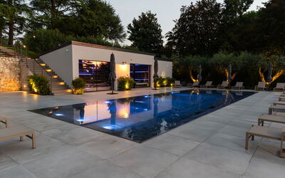 Villa Bocchi: Schwimmbad, Water Feature, Garten, Verbundwerkstoff, Hof, Blumentopf, Schatten, Resort, Landscaping, Terrasse