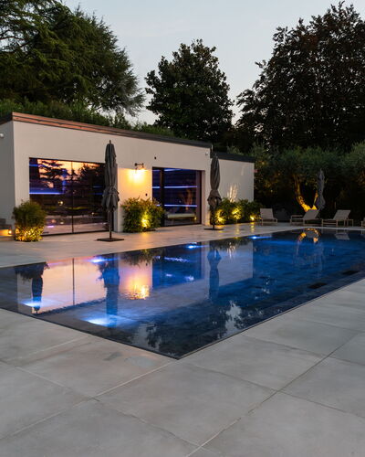 Villa Bocchi by Geco Vacation Rentals: Schwimmbad, Water Feature, Garten, Verbundwerkstoff, Hof, Blumentopf, Schatten, Resort, Landscaping, Terrasse