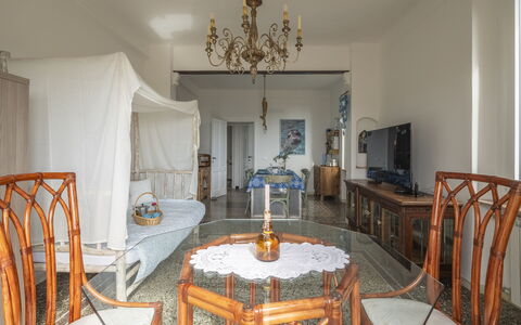 Focaincontromano Seaview, Genova: Möbel, Interior Design, Flooring, Fussboden, Decke, Beleuchtung, Zimmer, Stuhl, Wohnzimmer, Wohnung