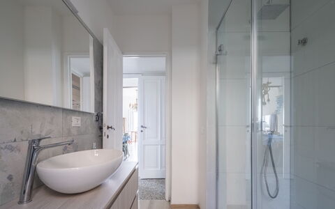 Focaincontromano Seaview, Genova: Badezimmer, Flooring, Interior Design, Fussboden, Armatur, Bad Sink, Decke, Zapfhahn, Sinken, Installation
