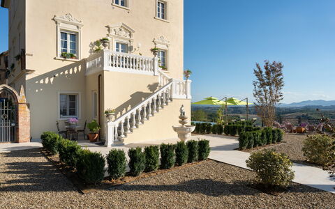 Villa Elisa: Fassade, Estate, Garten, Villa, Villa, Landscaping, Balkon, Garten, Hazienda, Hof