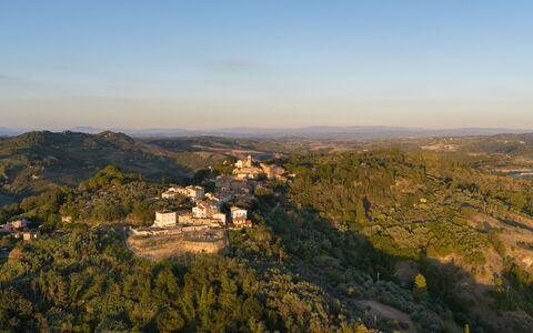 Villa Elisa: Landschaft, Hügel, Bergstation, Morgen, Sonnenlicht, Vogelperspektive, Chaparral, Luftaufnahmen, Dorf, Shrubland
