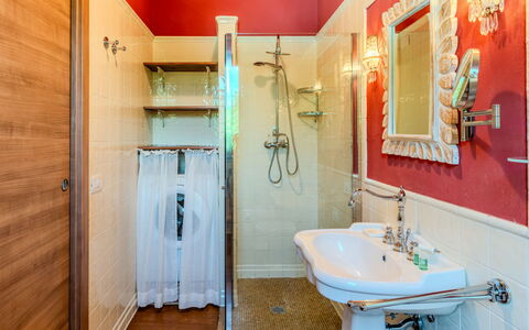 Dervio 623: Badezimmer, Armatur, Interior Design, Flooring, Fussboden, Installation, Beleuchtung, Spiegel, Tür, Zuhause