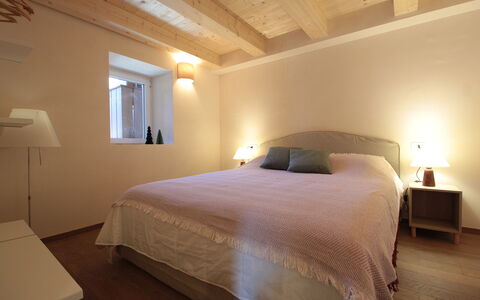 Casa Tomà Mountain View Cortina: Bett, Möbel, Interior Design, Schlafzimmer, Wand, Fussboden, Flooring, Bettdecke, Holz, Decke