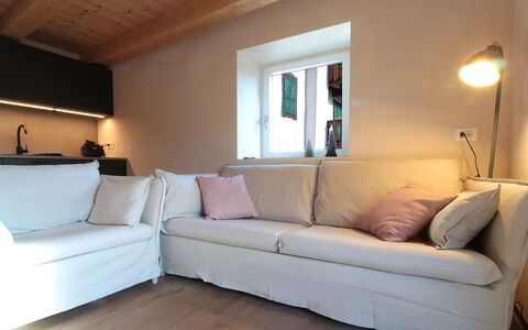 Casa Tomà Mountain View Cortina: Möbel, Couch, Flooring, Interior Design, Fussboden, Holz, Wohnzimmer, Holzboden, Kissen, Zuhause