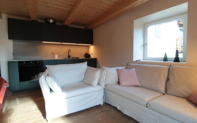 Casa Tomà Mountain View Cortina: Möbel, Flooring, Interior Design, Fussboden, Couch, Holz, Zimmer, Holzboden, Wohnzimmer, Tabelle