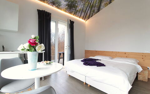 Villa Dolce Bosco with Pool, Valdobbiadene: Interior Design, Schlafzimmer, Möbel, Bett, Holz, Fussboden, Flooring, Bettdecke, Bedding, Textil