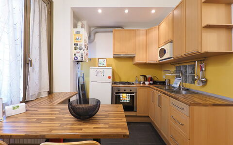 Suite Meda: Küchengerät, Möbel, Küche, Countertop, Cabinetry, Major Appliance, Interior Design, Flooring, Holz, Haushaltsgerät