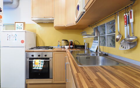 Suite Meda: Küchengerät, Küche, Major Appliance, Countertop, Holz, Flooring, Herd, Haushaltsgerät, Interior Design, Cabinetry