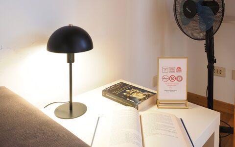 Suite Meda: Möbel, Beleuchtung, Lampenschirm, Interior Design, Light Fixture, Lampe, Tabelle, Schreibtisch, Stuhl, Wohnzimmer