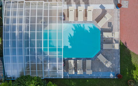 Besanina: Blau, Schwimmbad, Freizeit, Gartenmöbel, Resort, Verbundwerkstoff, Schatten, Eco Hotel, Stuhl, Regenschirm