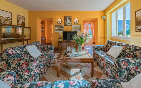 Besanina: Möbel, Interior Design, Couch, Flooring, Zimmer, Fussboden, Decke, Wohnzimmer, Beleuchtung, Tabelle
