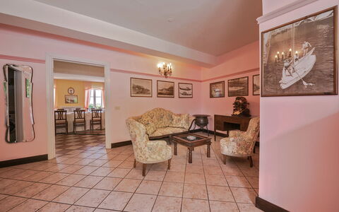 Besanina: Interior Design, Möbel, Decke, Fussboden, Flooring, Zimmer, Schlafzimmer, Bett, Bilderrahmen, Light Fixture
