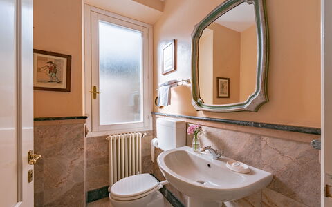 Besanina: Wand, Interior Design, Armatur, Flooring, Fussboden, Zapfhahn, Bad Sink, Badezimmer, Spiegel, Sinken