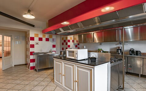 Besanina: Küche, Major Appliance, Decke, Küchengerät, Flooring, Interior Design, Countertop, Beleuchtung, Möbel, Fussboden