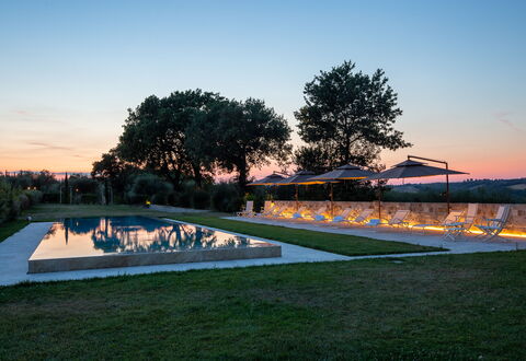 Poggio Mori 20: Schwimmbad, Landschaft, Landscaping, Rasen, Water Feature, Abend, Dämmerung, Park, Reflecting Pool, Schatten