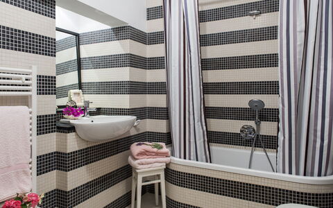 Portofino: Interior Design, Badezimmer, Armatur, Textil, Flooring, Fussboden, Installation, Toilette, Zimmer, Fliese