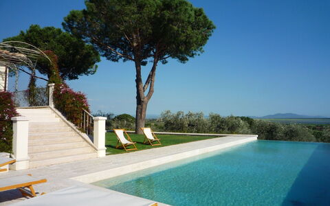 Castelprile: Blau, Schwimmbad, Schatten, Landscaping, Garten, Estate, Villa, Hazienda, Water Feature, Resort