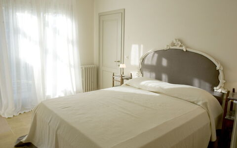Castelprile: Bett, Schlafzimmer, Bedding, Bettdecke, Möbel, Interior Design, Linens, Fussboden, Textil, Flooring