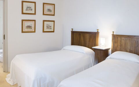Castelprile: Bett, Möbel, Schlafzimmer, Interior Design, Bedding, Flooring, Bettdecke, Holz, Fussboden, Zimmer