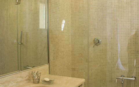Castelprile: Badezimmer, Armatur, Wand, Interior Design, Flooring, Bad Sink, Fussboden, Zapfhahn, Spiegel, Duschkopf