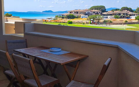 Smeralda Apartment: Wohnung, Balkon, Schatten, Holzbeize, Gartenmöbel