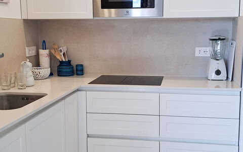 Smeralda Apartment: Cabinetry, Küche, Flooring, Küchengerät, Holz, Countertop, Möbel, Interior Design, Fussboden, Major Appliance