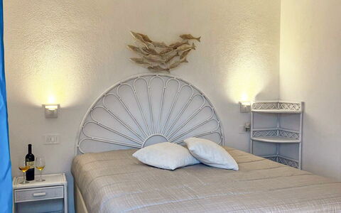 Smeralda Apartment: Bett, Schlafzimmer, Bedding, Bettdecke, Möbel, Interior Design, Holz, Linens, Fussboden, Flooring