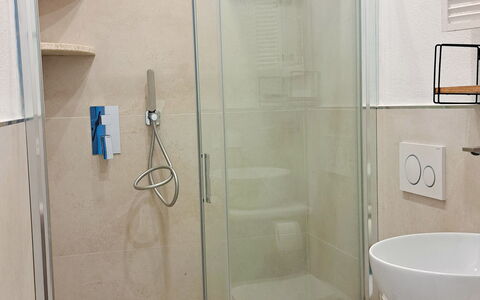 Smeralda Apartment: Badezimmer, Flooring, Armatur, Fussboden, Interior Design, Spiegel, Toilette, Installation, Fliese, Dusche